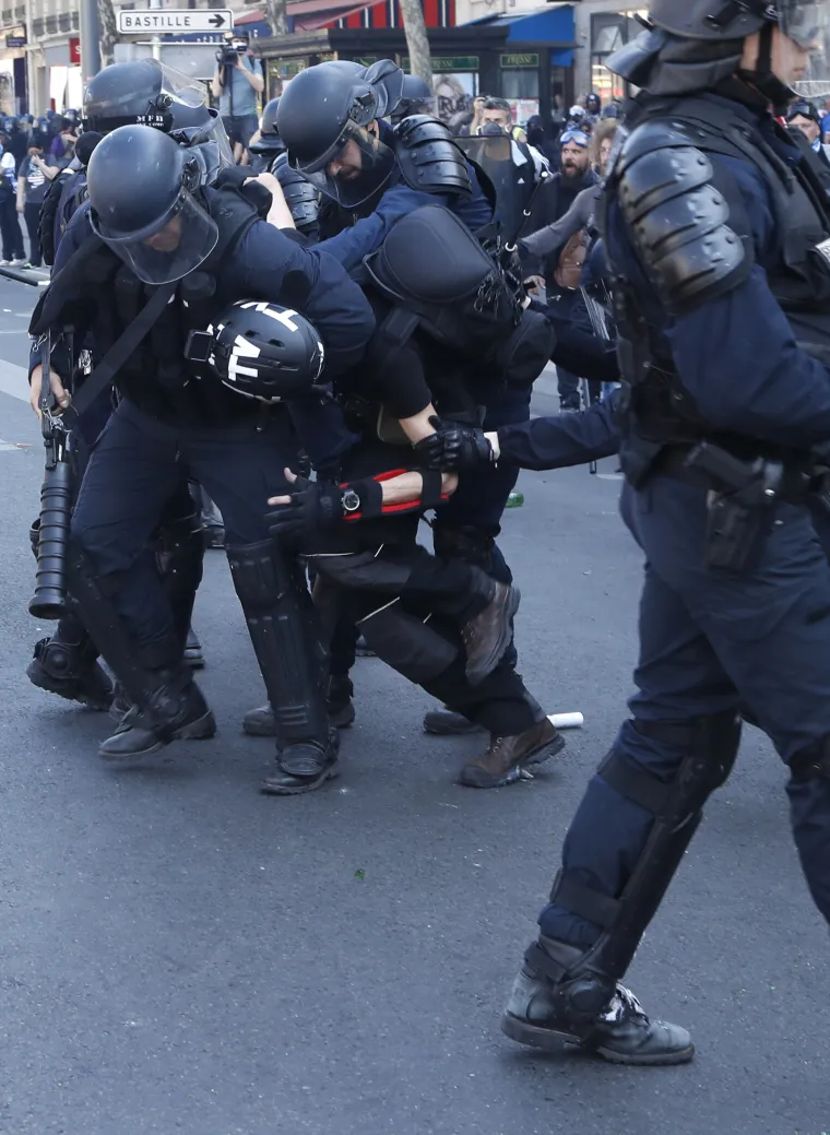 Pogledajte rat na ulicama Pariza: Među prosvjednicima i mu&scaron;karac s drvenim križem