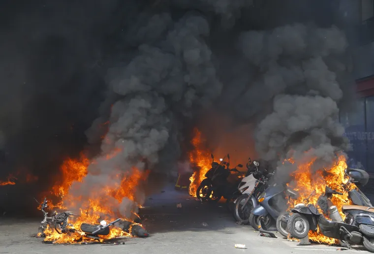 Pogledajte rat na ulicama Pariza: Među prosvjednicima i mu&scaron;karac s drvenim križem