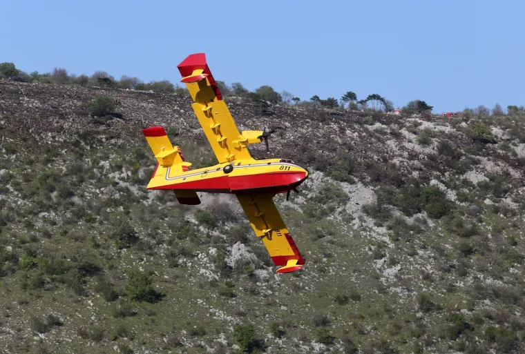 Pogledajte dramatično ga&scaron;enje požara iznad Rijeke: Vatrogasci nisu mogli sami, morao se uključiti kanader!