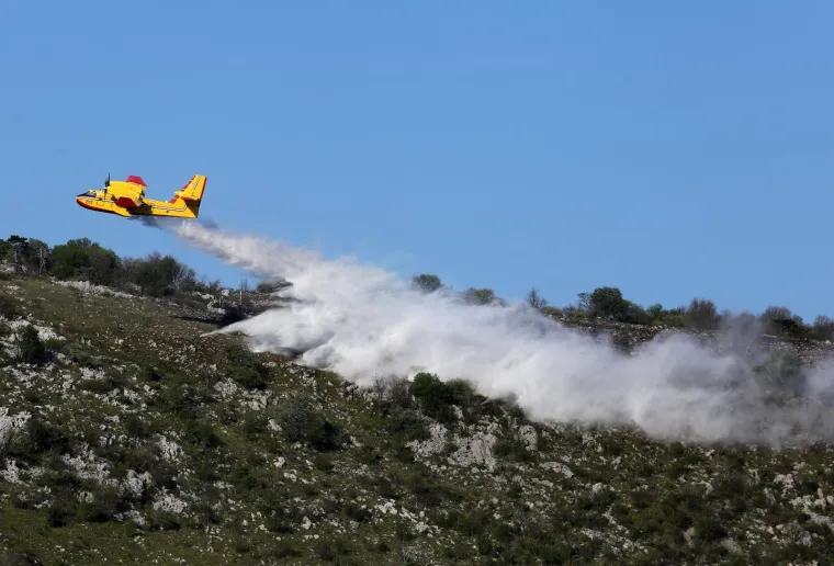 Pogledajte dramatično ga&scaron;enje požara iznad Rijeke: Vatrogasci nisu mogli sami, morao se uključiti kanader!