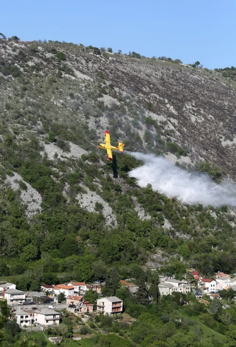 Pogledajte dramatično ga&scaron;enje požara iznad Rijeke: Vatrogasci nisu mogli sami, morao se uključiti kanader!