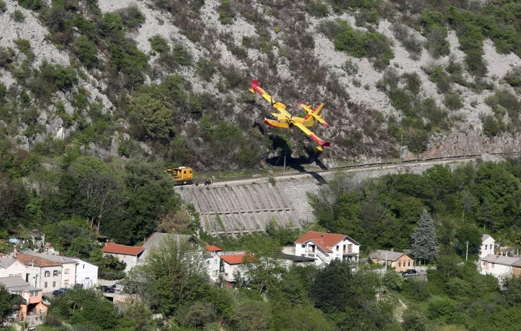 Pogledajte dramatično ga&scaron;enje požara iznad Rijeke: Vatrogasci nisu mogli sami, morao se uključiti kanader!