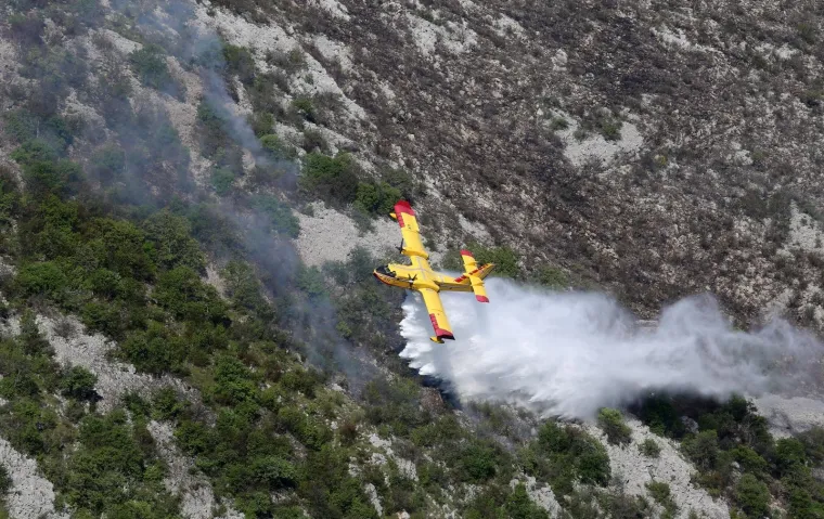 Pogledajte dramatično ga&scaron;enje požara iznad Rijeke: Vatrogasci nisu mogli sami, morao se uključiti kanader!