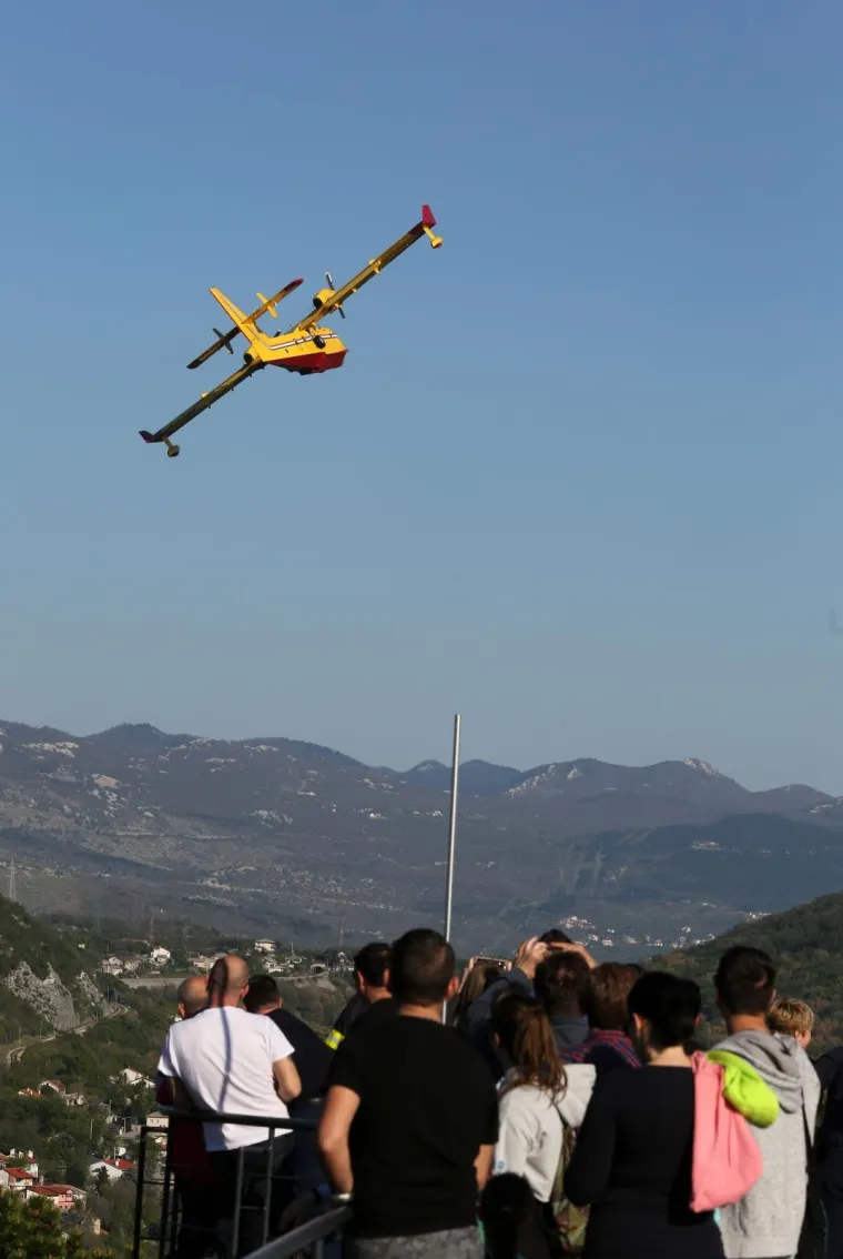 Pogledajte dramatično ga&scaron;enje požara iznad Rijeke: Vatrogasci nisu mogli sami, morao se uključiti kanader!
