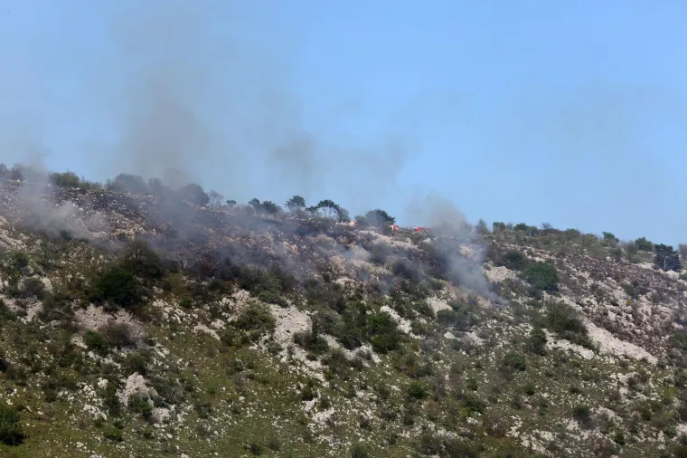 Pogledajte dramatično ga&scaron;enje požara iznad Rijeke: Vatrogasci nisu mogli sami, morao se uključiti kanader!