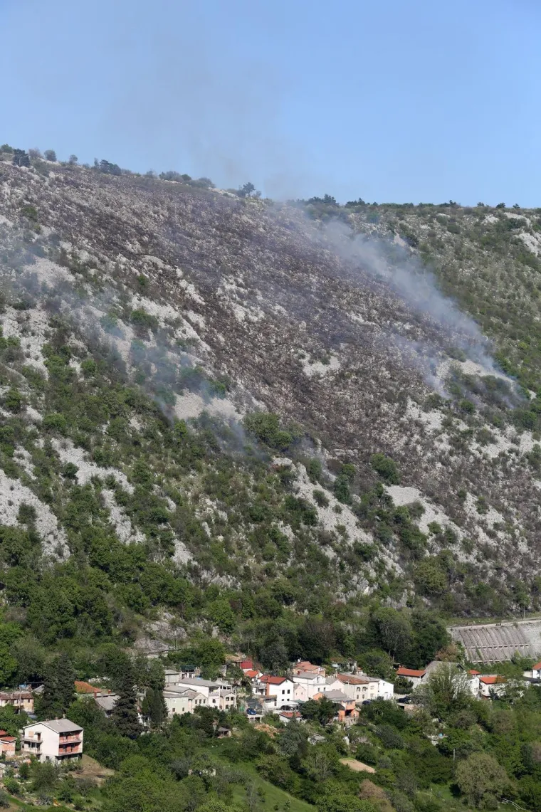 Pogledajte dramatično ga&scaron;enje požara iznad Rijeke: Vatrogasci nisu mogli sami, morao se uključiti kanader!