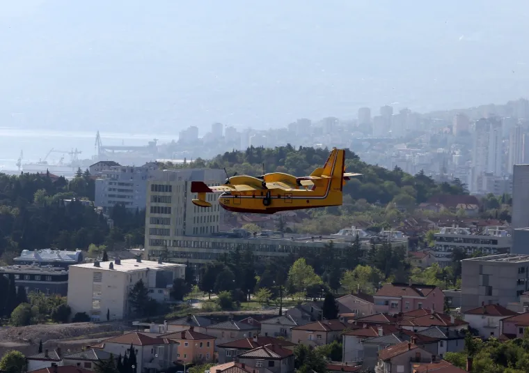 Pogledajte dramatično ga&scaron;enje požara iznad Rijeke: Vatrogasci nisu mogli sami, morao se uključiti kanader!