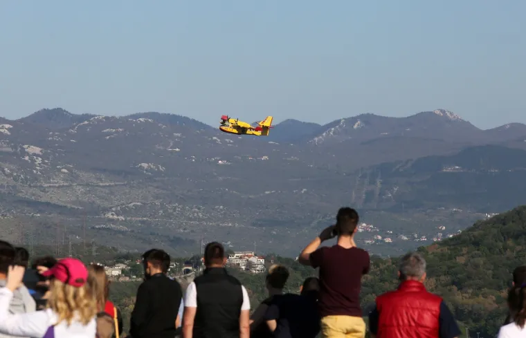 Pogledajte dramatično ga&scaron;enje požara iznad Rijeke: Vatrogasci nisu mogli sami, morao se uključiti kanader!
