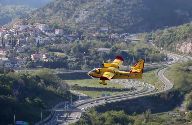 Pogledajte dramatično ga&scaron;enje požara iznad Rijeke: Vatrogasci nisu mogli sami, morao se uključiti kanader!