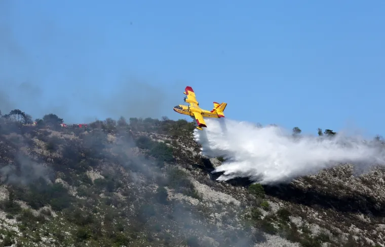 Pogledajte dramatično ga&scaron;enje požara iznad Rijeke: Vatrogasci nisu mogli sami, morao se uključiti kanader!
