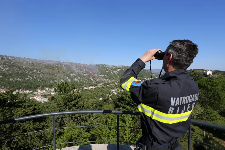 Pogledajte dramatično ga&scaron;enje požara iznad Rijeke: Vatrogasci nisu mogli sami, morao se uključiti kanader!