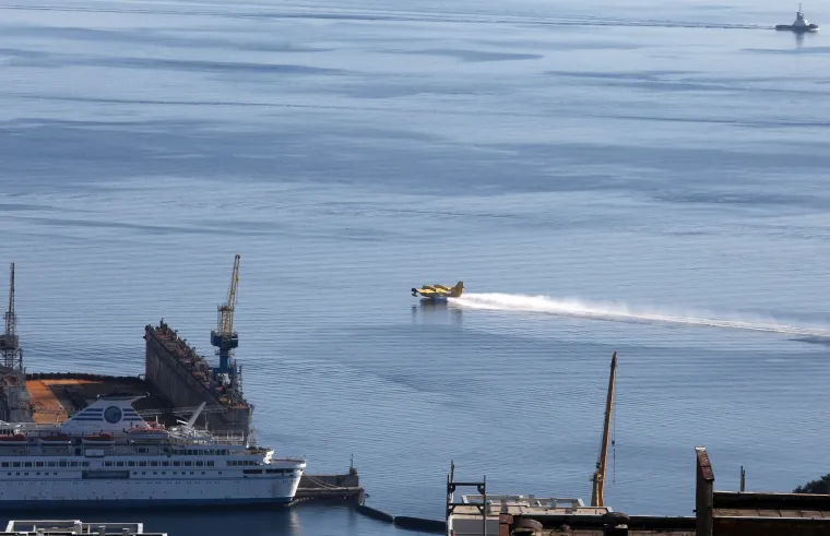 Pogledajte dramatično ga&scaron;enje požara iznad Rijeke: Vatrogasci nisu mogli sami, morao se uključiti kanader!