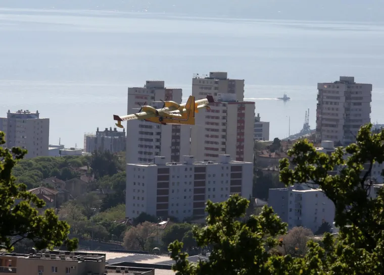 Pogledajte dramatično ga&scaron;enje požara iznad Rijeke: Vatrogasci nisu mogli sami, morao se uključiti kanader!