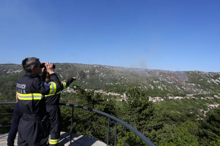 Pogledajte dramatično ga&scaron;enje požara iznad Rijeke: Vatrogasci nisu mogli sami, morao se uključiti kanader!