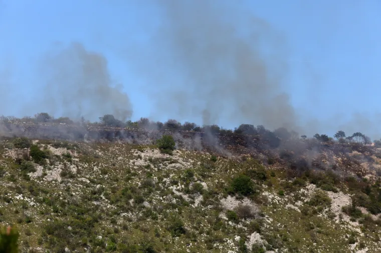 Pogledajte dramatično ga&scaron;enje požara iznad Rijeke: Vatrogasci nisu mogli sami, morao se uključiti kanader!