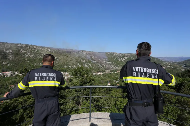 Pogledajte dramatično ga&scaron;enje požara iznad Rijeke: Vatrogasci nisu mogli sami, morao se uključiti kanader!