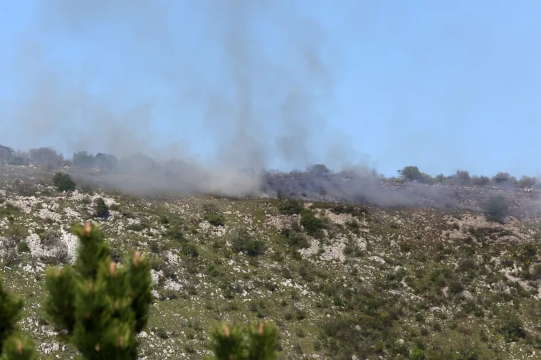 Pogledajte dramatično ga&scaron;enje požara iznad Rijeke: Vatrogasci nisu mogli sami, morao se uključiti kanader!