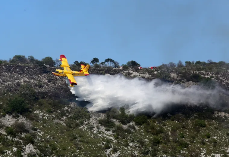 Pogledajte dramatično ga&scaron;enje požara iznad Rijeke: Vatrogasci nisu mogli sami, morao se uključiti kanader!
