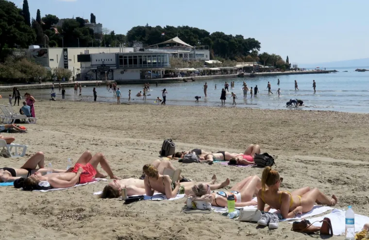 SUNCE I MORE, MOŽE LI BOLJE? Pogledajte kako je danas na omiljenoj splitskoj plaži
