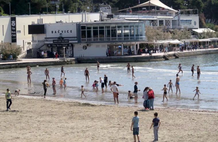 SUNCE I MORE, MOŽE LI BOLJE? Pogledajte kako je danas na omiljenoj splitskoj plaži