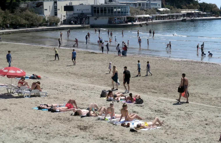 SUNCE I MORE, MOŽE LI BOLJE? Pogledajte kako je danas na omiljenoj splitskoj plaži