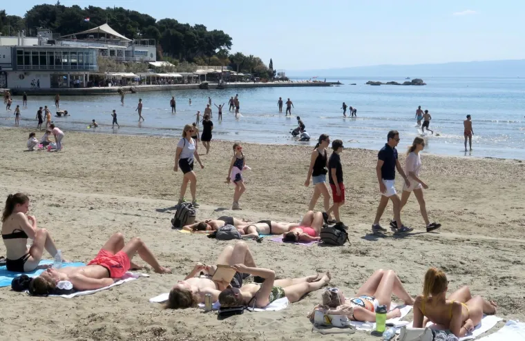 SUNCE I MORE, MOŽE LI BOLJE? Pogledajte kako je danas na omiljenoj splitskoj plaži