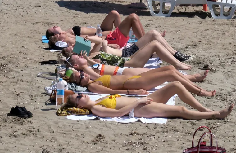 20.04.2019., Split - Povećan broj turista na splitskom području odrazio se i na kupali&scaron;te na Bačvicama. Od jutra mnogo je onih koji žele provesti dan na naomiljenijoj splitskoj plaži. Photo: Ivo Cagalj/PIXSELL