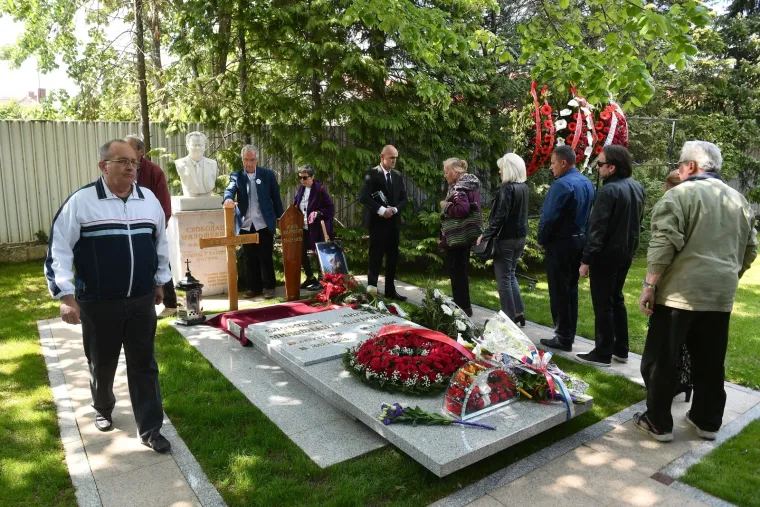 POKOPANA MIRA MARKOVIĆ: Urna udovice Slobodana Miloševića položena u grob u obiteljskoj kući
