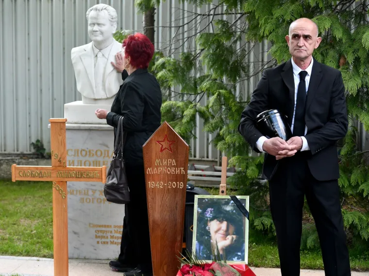 POKOPANA MIRA MARKOVIĆ: Urna udovice Slobodana Miloševića položena u grob u obiteljskoj kući