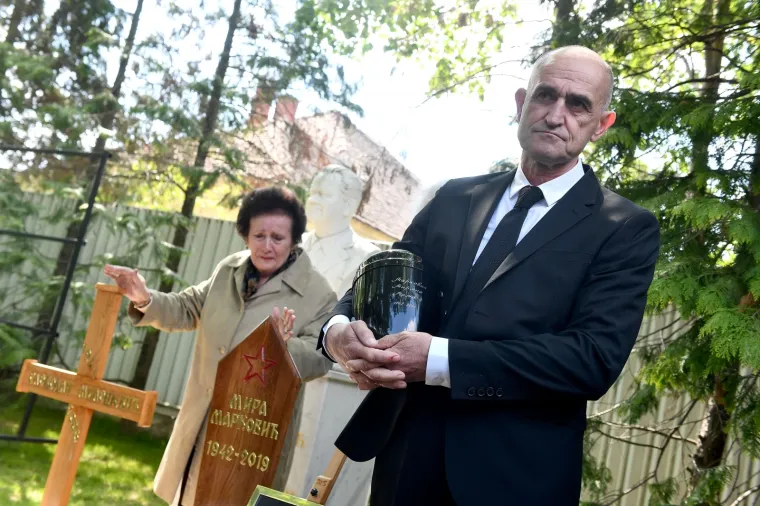 POKOPANA MIRA MARKOVIĆ: Urna udovice Slobodana Miloševića položena u grob u obiteljskoj kući