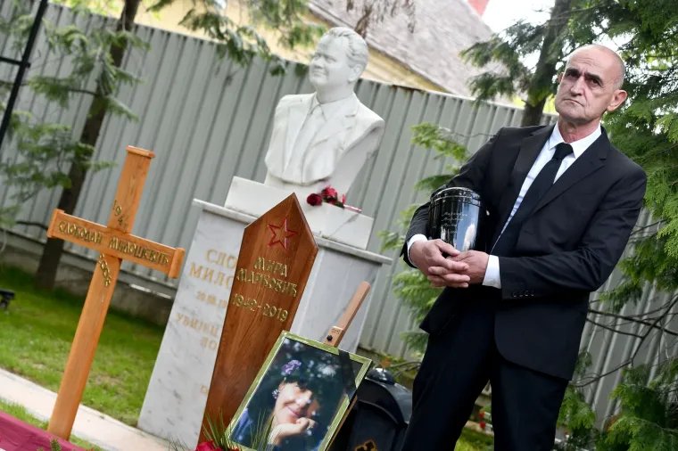 POKOPANA MIRA MARKOVIĆ: Urna udovice Slobodana Miloševića položena u grob u obiteljskoj kući