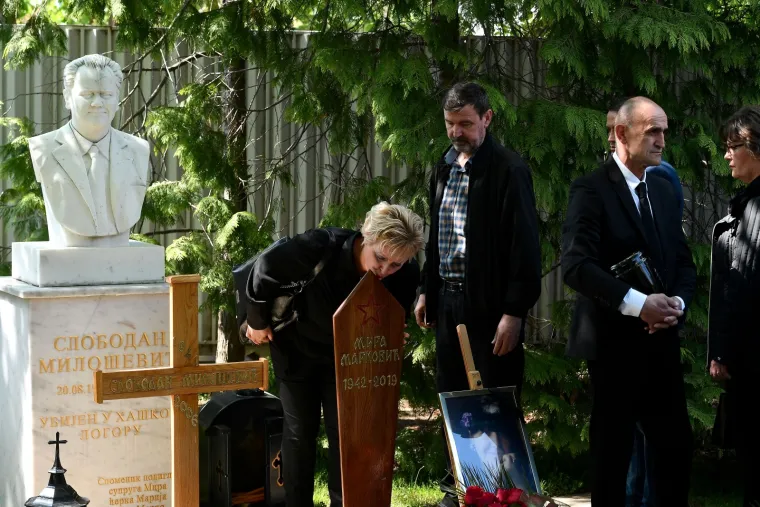 POKOPANA MIRA MARKOVIĆ: Urna udovice Slobodana Miloševića položena u grob u obiteljskoj kući