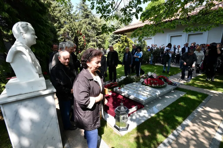 POKOPANA MIRA MARKOVIĆ: Urna udovice Slobodana Miloševića položena u grob u obiteljskoj kući