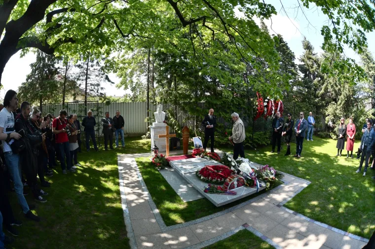 POKOPANA MIRA MARKOVIĆ: Urna udovice Slobodana Miloševića položena u grob u obiteljskoj kući