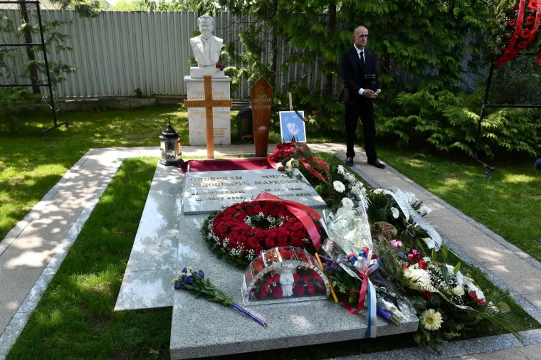 POKOPANA MIRA MARKOVIĆ: Urna udovice Slobodana Miloševića položena u grob u obiteljskoj kući