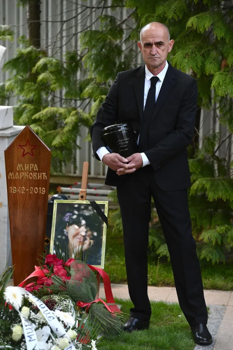 POKOPANA MIRA MARKOVIĆ: Urna udovice Slobodana Miloševića položena u grob u obiteljskoj kući