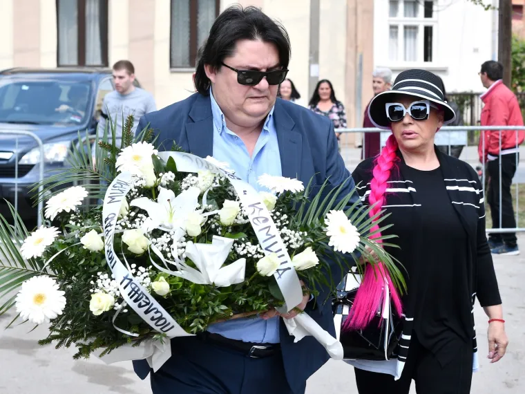 POKOPANA MIRA MARKOVIĆ: Urna udovice Slobodana Milo&scaron;evića položena u grob u obiteljskoj kući