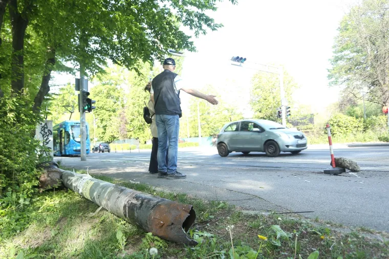 Prometna u Zagrebu: Zbog naleta automobila na rasvjetni stup do&scaron;lo do obustave tramvajskog prometa