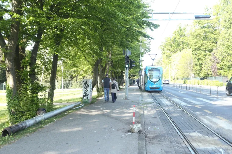 Prometna u Zagrebu: Zbog naleta automobila na rasvjetni stup do&scaron;lo do obustave tramvajskog prometa