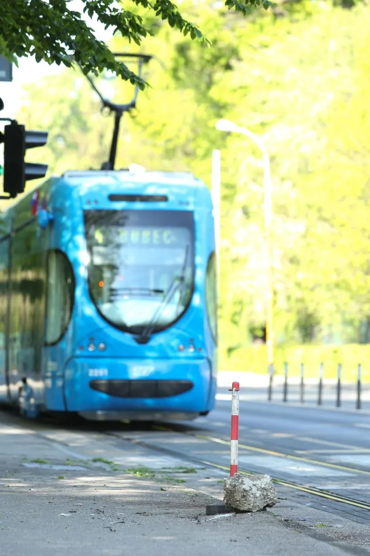 Prometna u Zagrebu: Zbog naleta automobila na rasvjetni stup do&scaron;lo do obustave tramvajskog prometa