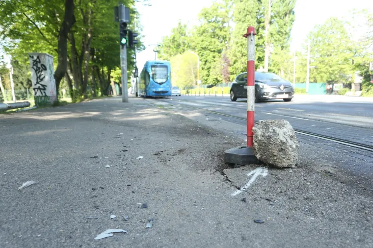 Prometna u Zagrebu: Zbog naleta automobila na rasvjetni stup do&scaron;lo do obustave tramvajskog prometa
