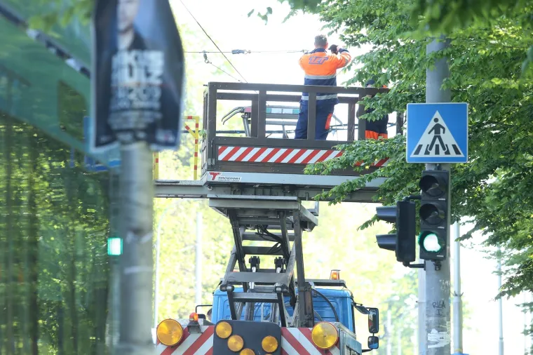Prometna u Zagrebu: Zbog naleta automobila na rasvjetni stup do&scaron;lo do obustave tramvajskog prometa