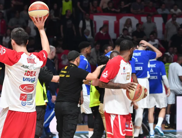 Posljednji ovosezonski susret ABA lige odigran u neregularnim uvjetima u dvorani "Aleksandar Nikolić" u Beogradu. Zbog fizičkog napada na igrače Budućnost kada su iza&scaron;li na zagrijavanje, početak utakmice je kasnio sat vremena, iako je nevjerojatno da se nakon takvog incidenta iza&scaron;lo na teren.