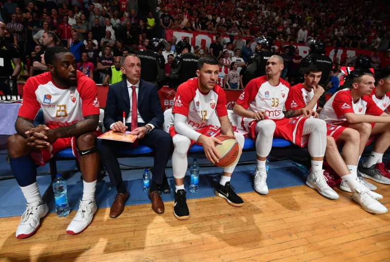 PRIZORI KOJE NEMAJU BA&Scaron; PUNO VEZE SA SPORTOM: Je li ovo ko&scaron;arka&scaron;ka utakmica ili ratno stanje?