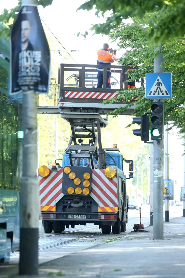 TE&Scaron;KA NESEREĆA U ZAGREBU: Autom izbio rasvjetni stup; jedna od najpremtnijih cesti blokirana