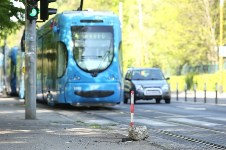 TE&Scaron;KA NESEREĆA U ZAGREBU: Autom izbio rasvjetni stup; jedna od najpremtnijih cesti blokirana