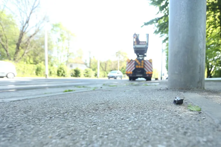 TE&Scaron;KA NESEREĆA U ZAGREBU: Autom izbio rasvjetni stup; jedna od najpremtnijih cesti blokirana