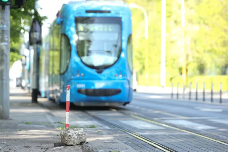 TE&Scaron;KA NESEREĆA U ZAGREBU: Autom izbio rasvjetni stup; jedna od najpremtnijih cesti blokirana