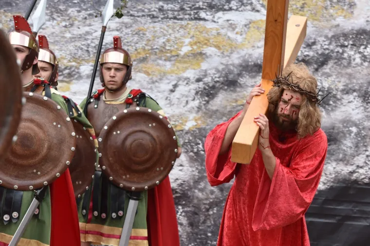 ČUVARI KRISTOVA GROBA U OKLAJU: Tradicionalni festival okupio žudije iz 34 župe