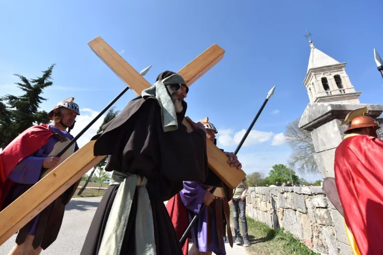 ČUVARI KRISTOVA GROBA U OKLAJU: Tradicionalni festival okupio žudije iz 34 župe